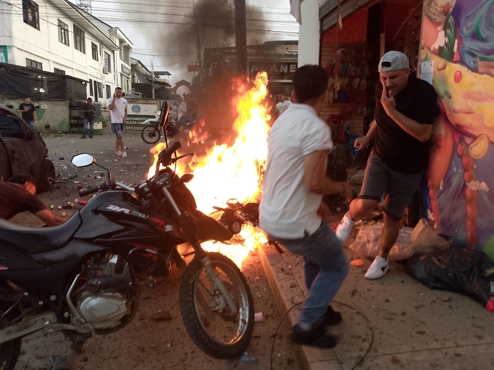 El demencial ataque a la Policía en Balboa: activaron una motobomba en medio de niños y abuelos: 14 heridos