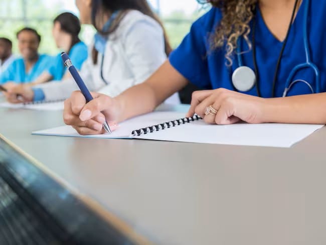 Estudiantes de medicina se lanzarán a protestar a las calles: piden respetar lo prometido en la reforma laboral