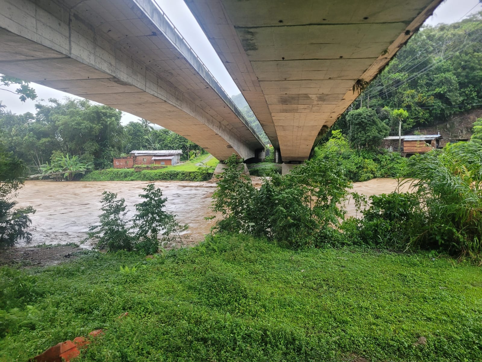 Un muerto y calles inundadas tras los fuertes aguaceros de las últimas horas