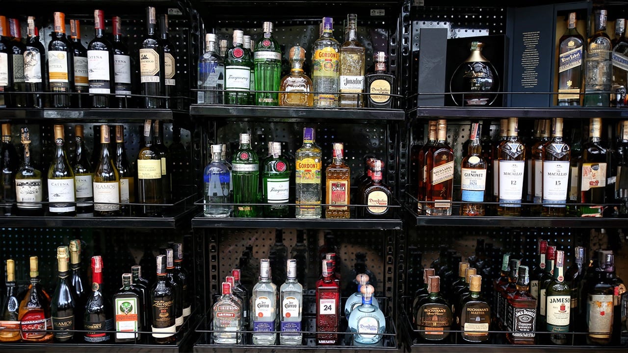 Gobierno ajusta el IVA para juegos de azar y licores en medio de la emergencia económica