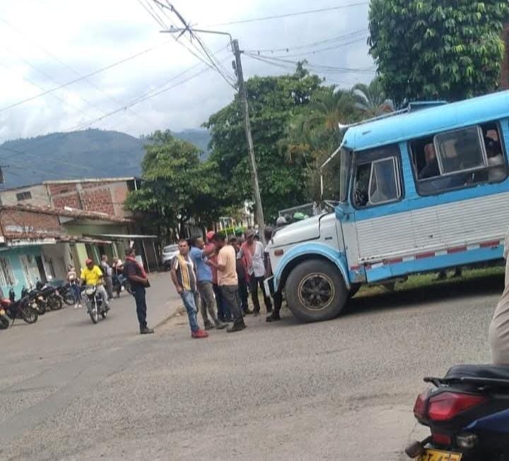 Dos trabajadores de la caña heridos tras ataque a un bus en la vía Padilla-Corinto