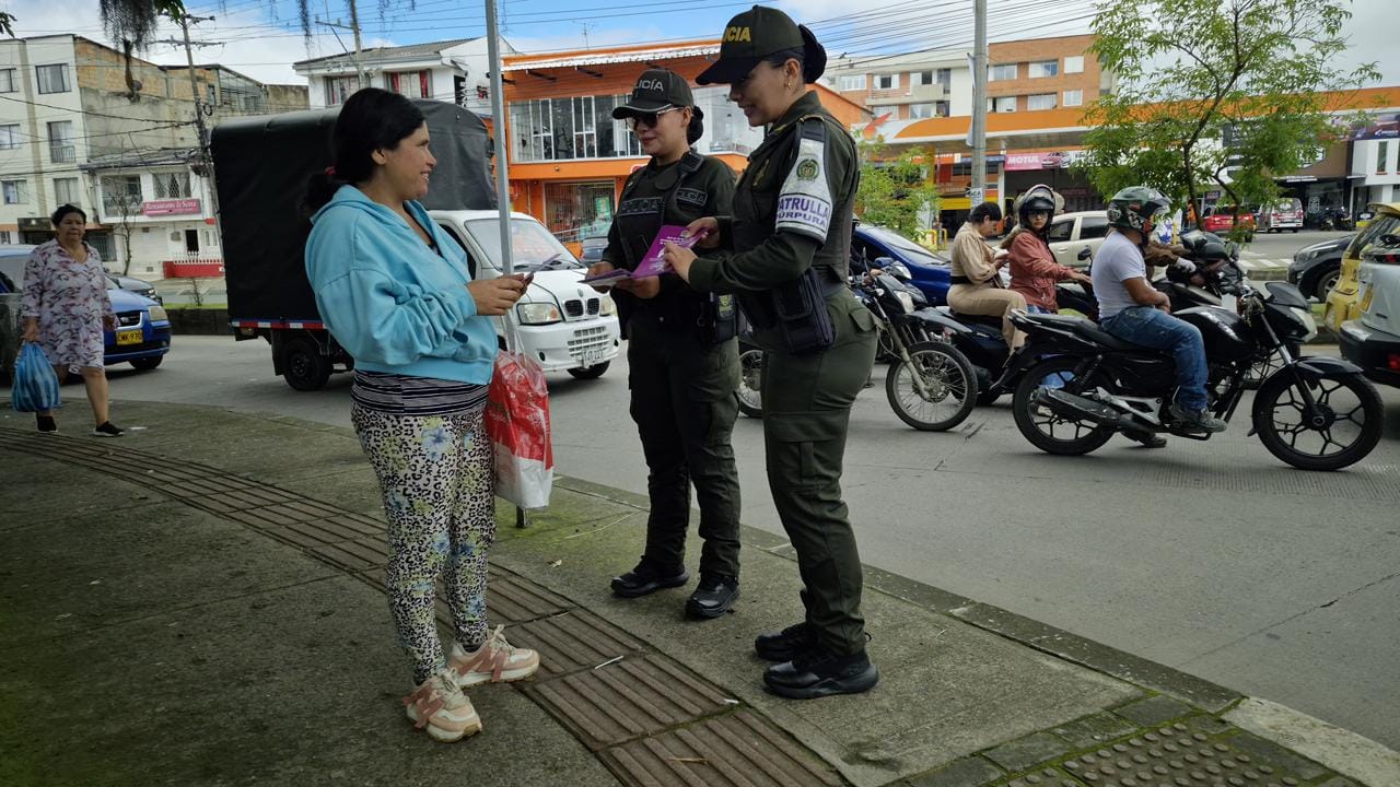 La Patrulla Púrpura llevó mensaje contra la violencia de género a semáforos de Popayán