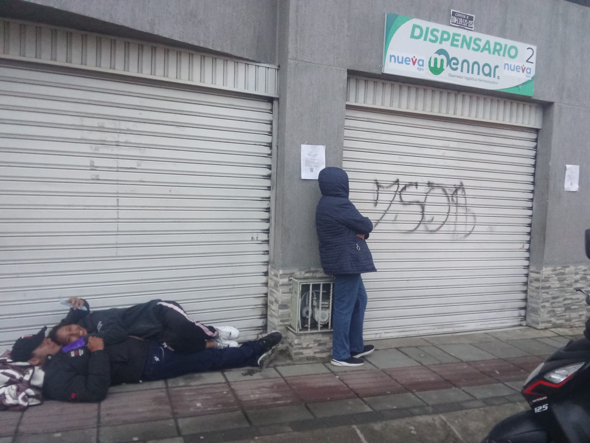 Dormir en el andén para no morir: el calvario de los usuarios de la Nueva EPS en Popayán