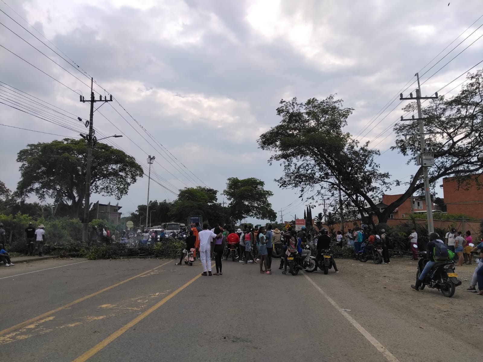 En pleno siglo XXI, comunidades de Villa Rica no tienen el servicio de energía; por eso protestan en la vía