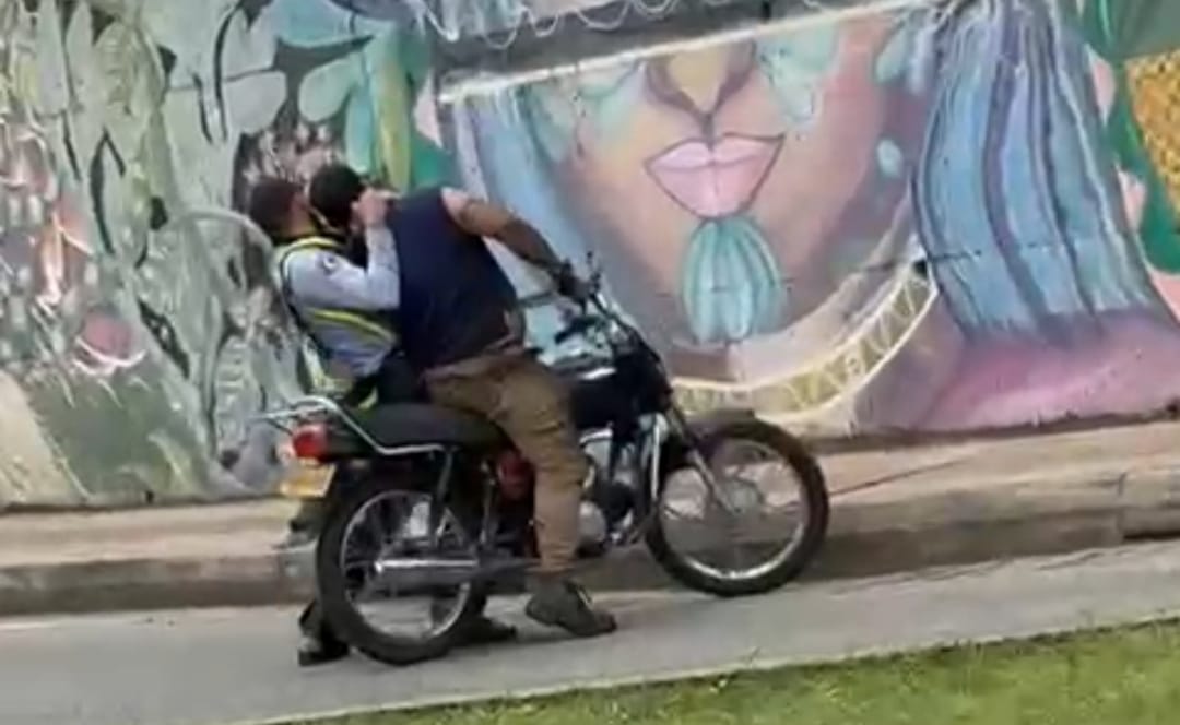 Escándalo en Popayán: Video capta a agente de tránsito agrediendo físicamente a un motociclista
