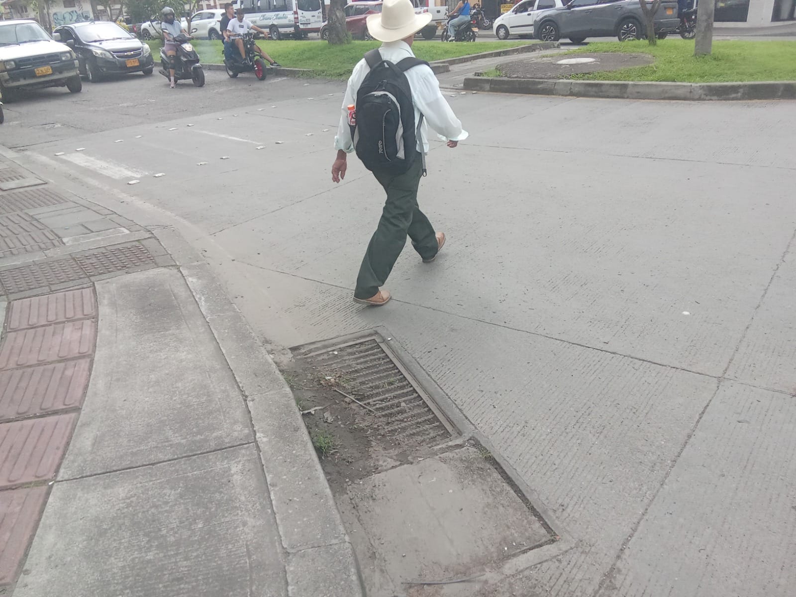 Una alcantarilla tapada de barro causa malestar en el centro histórico de Popayán