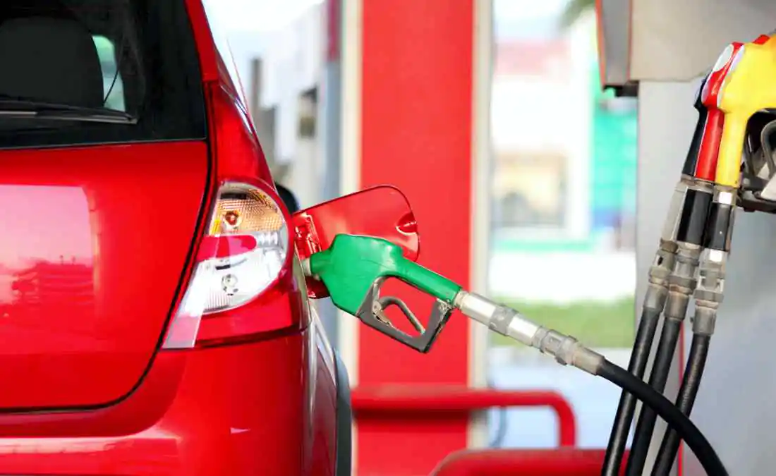 Gobierno estudia nuevas reducciones en el precio de la gasolina que superarían los $1.000 en los próximos meses