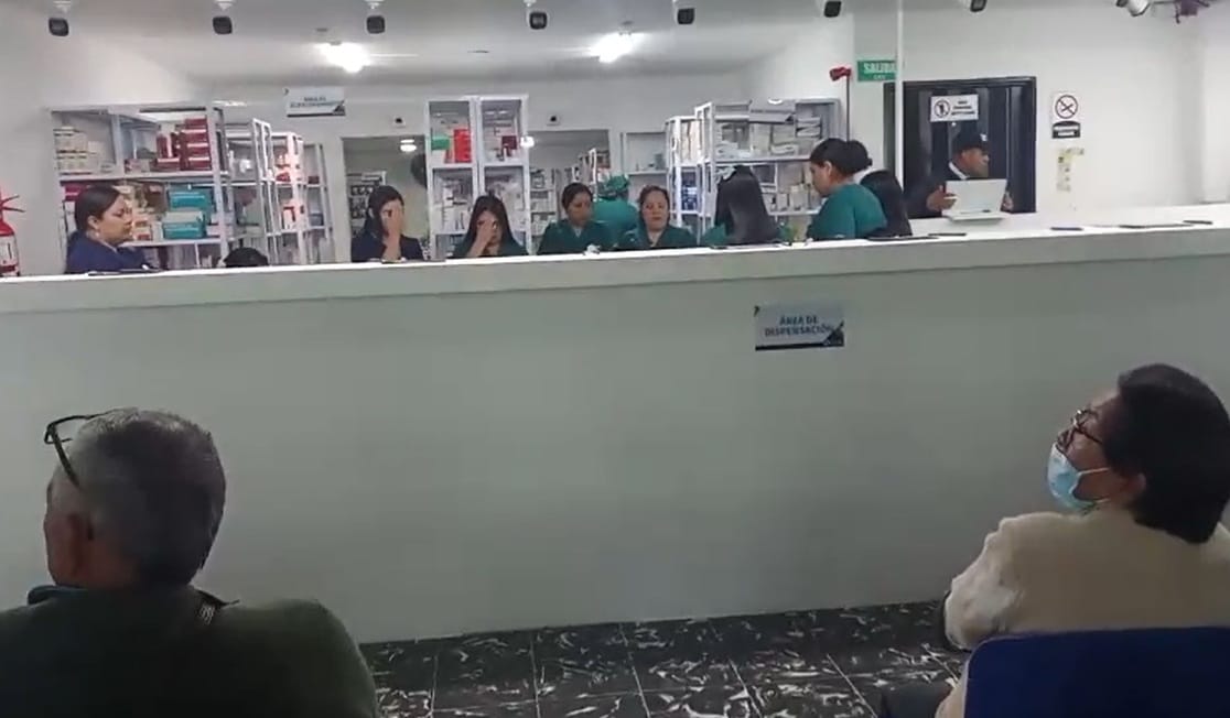 En medio de la crisis de salud, trabajadores de Mennar oran antes de atender a usuarios