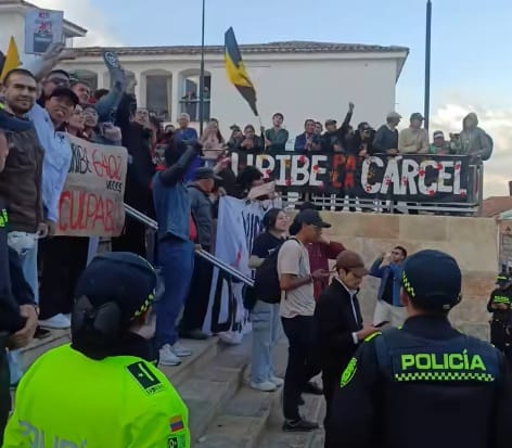 Tremenda abucheada al expresidente Álvaro Uribe Vélez en Boyacá