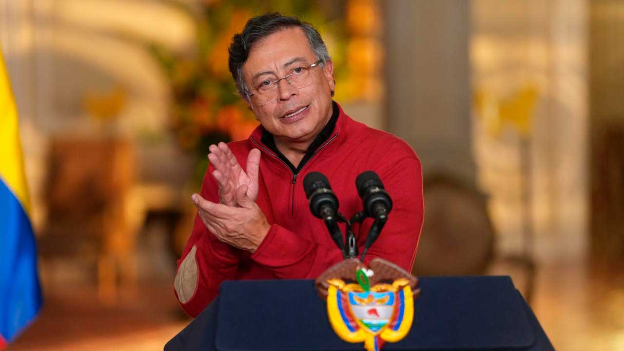 Gustavo Petro confirma que el salario mínimo vital se mantiene mientras se expide nuevo decreto