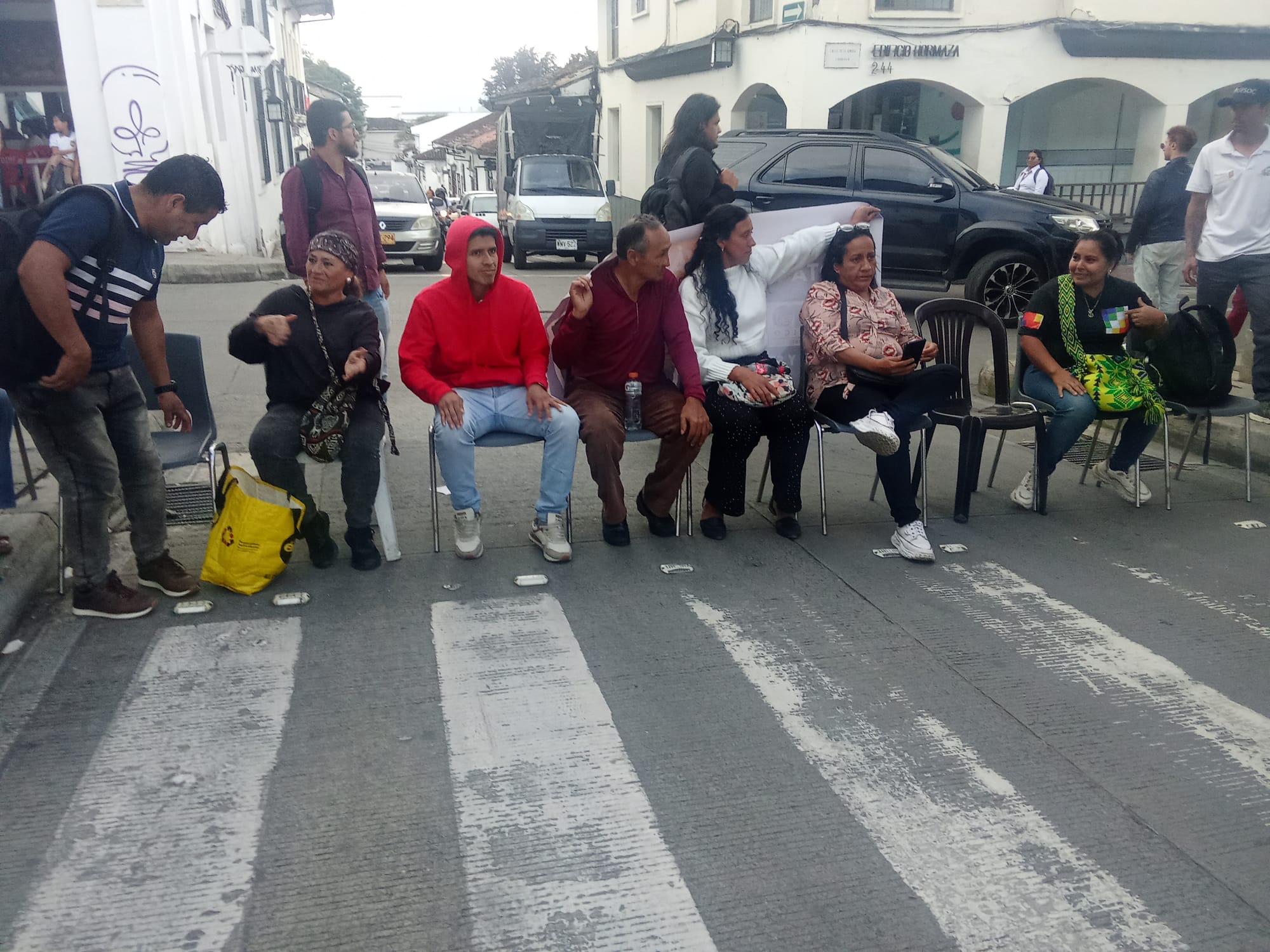 Sectores alternativos se lanzan a las calles para rechazar la decisión de CNE de inhabilitar a Iván Cepeda para participar en la consulta interpartidista