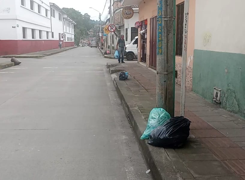 Calles del sector histórico de Popayán amanecieron inundadas de basura