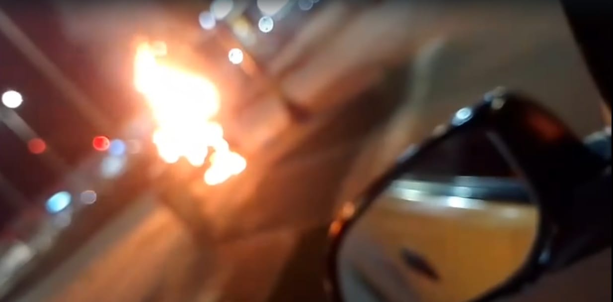 ¡Insólito! Hombre quemó su propia motocicleta en plena vía tras “dejarlo tirado”