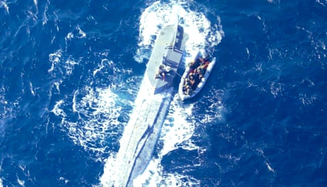 Operación conjunta de Colombia y EE. UU. neutraliza narcosubmarino con 10 toneladas de cocaína