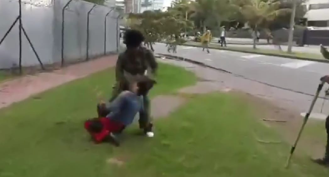 ¡Qué vergüenza! Protesta de comunidades del Cauca en Bogotá termina en agresión a una mujer