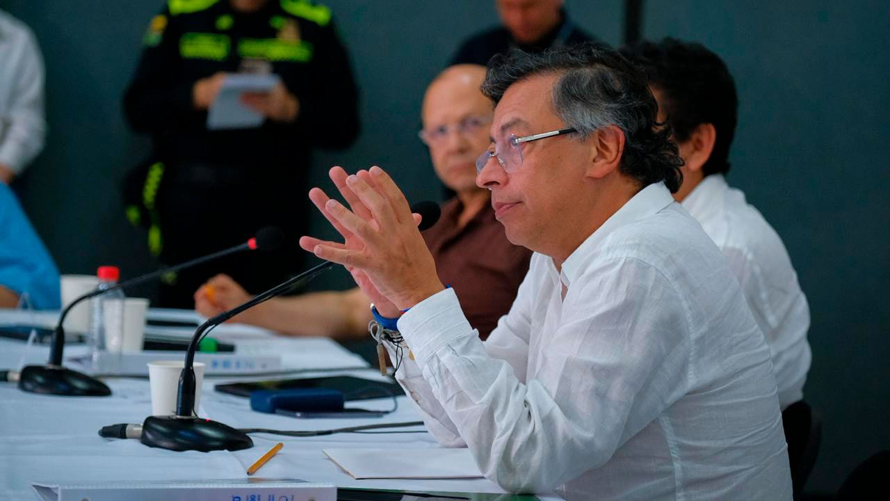 Petro insiste en bajar tasas de interés para reactivar compra de vivienda en Colombia