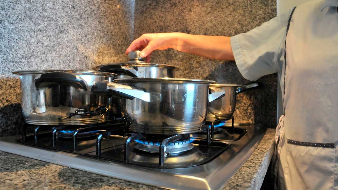 Gobierno ordena bajar tarifas del gas y devolver cobros hechos desde 2023