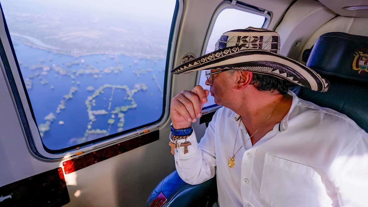 Presidente Gustavo Petro sobrevoló la zona inundada del bajo Sinú y convocó a la población a identificar diques y jarillones “que no sirven”