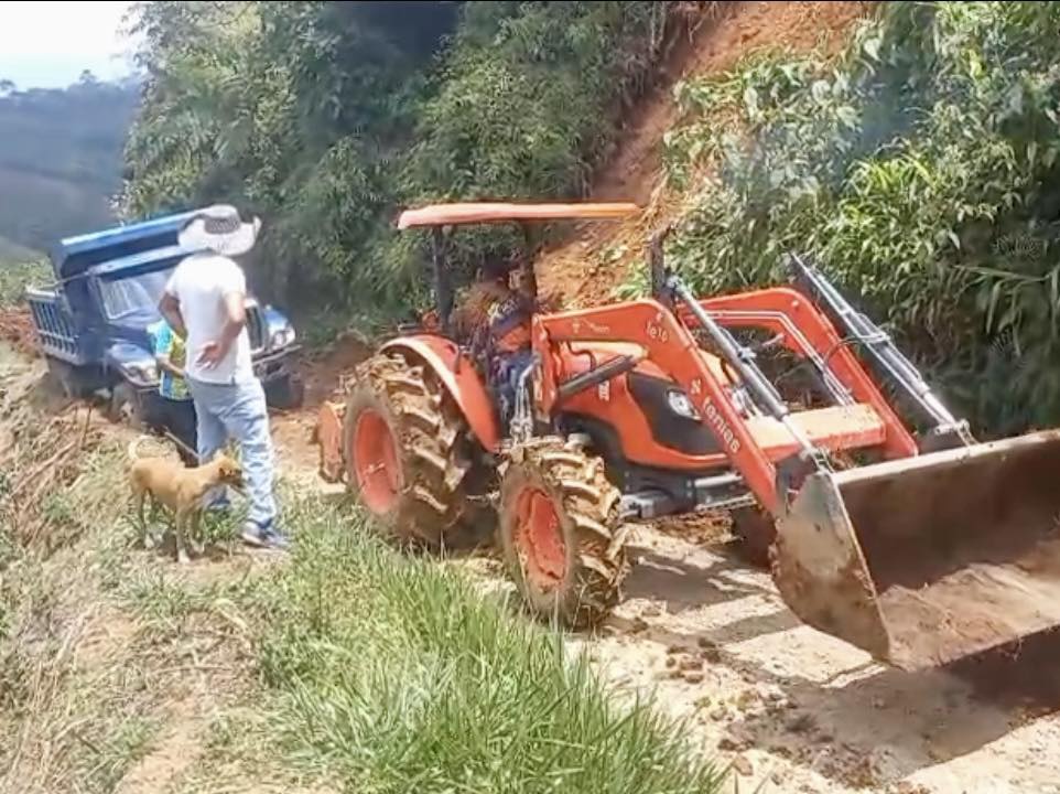 Gobernación del Cauca adelanta remoción de deslizamientos en vía rural de Piendamó
