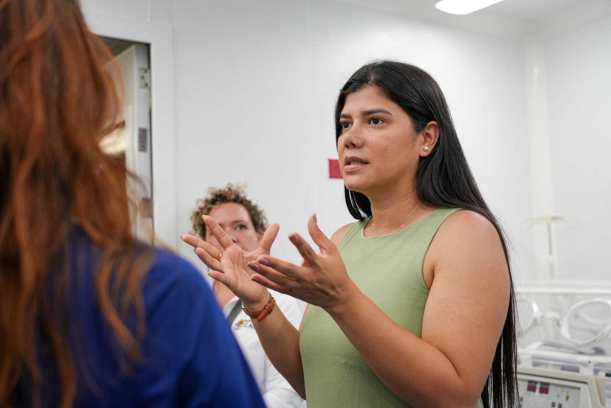Autoridades de salud destacan capacidad de respuesta tras atentado que dejó un policía muerto