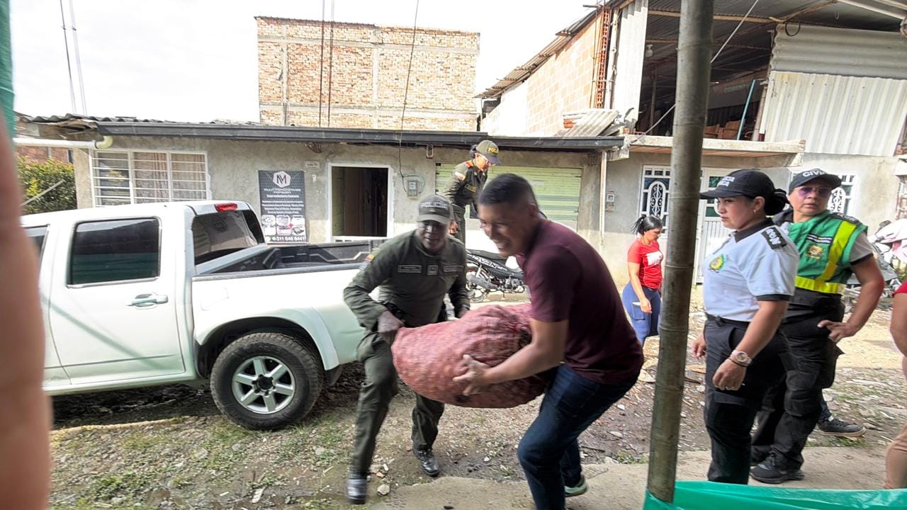 Cuando la solidaridad nace de corazón: policías en Popayán entregan ayudas a familias afectadas por un incendio