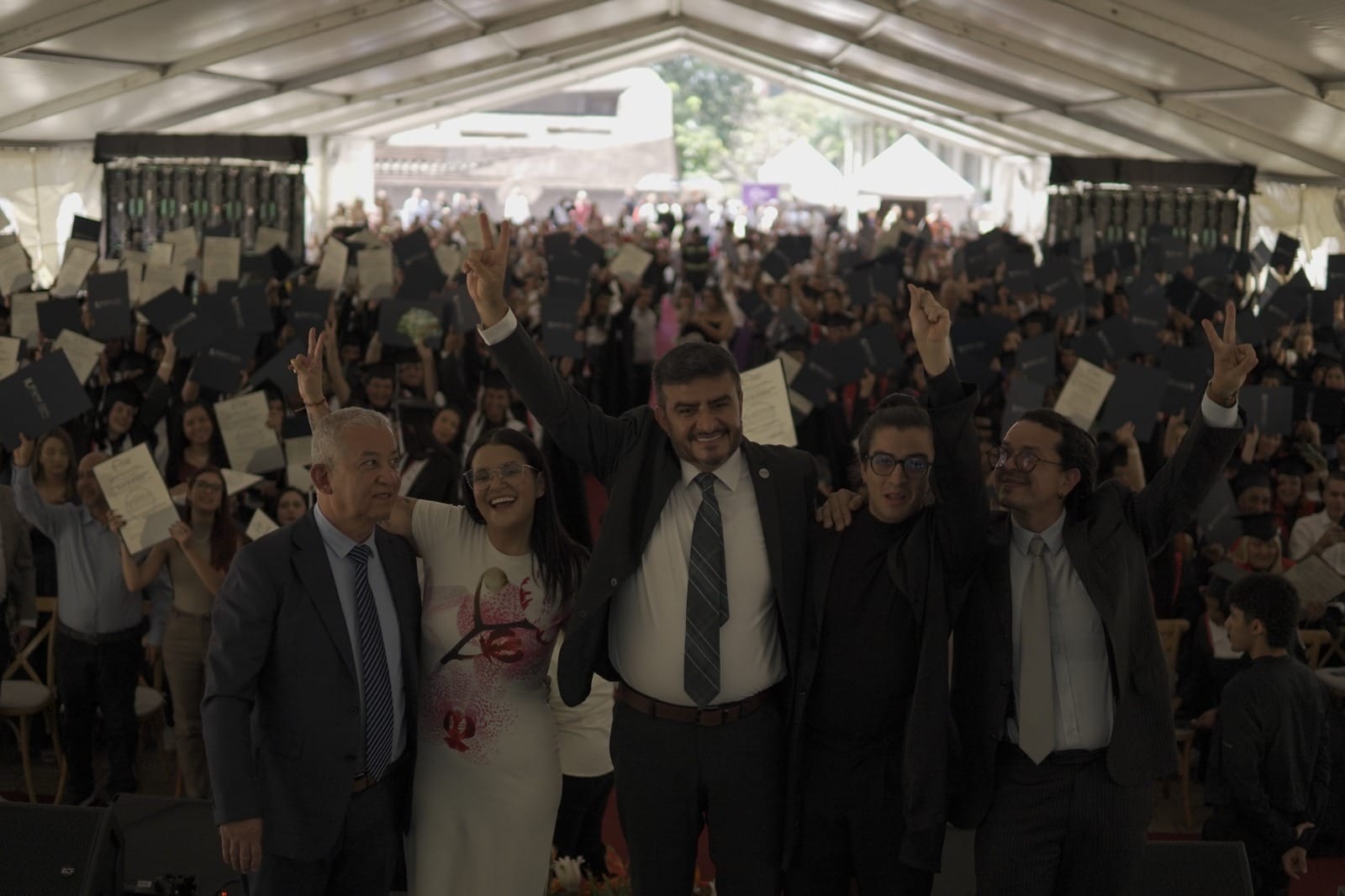 743 historias de superación: IU Digital de Antioquia celebra una graduación que trasciende fronteras y muros