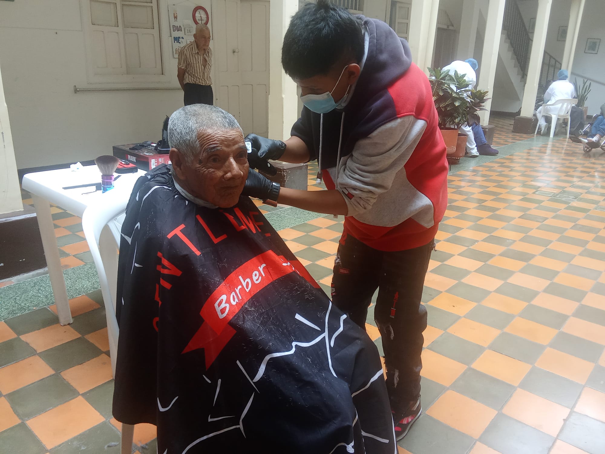 Navaja de Oro impulsa labor social y formación de barberos en Popayán con brigada en el hogar San Vicente de Paúl