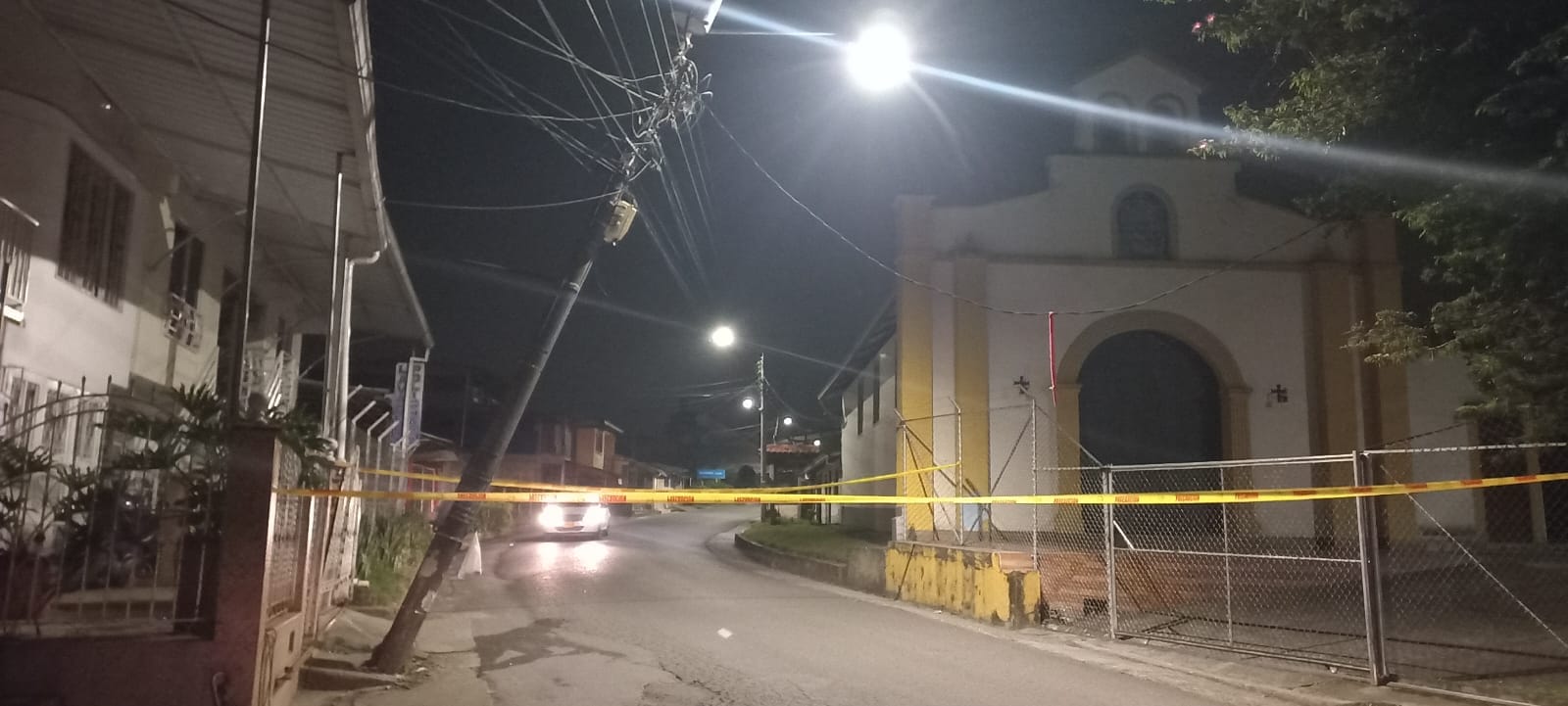 Poste en riesgo tras accidente en la Vereda Torres genera alerta en la comunidad
