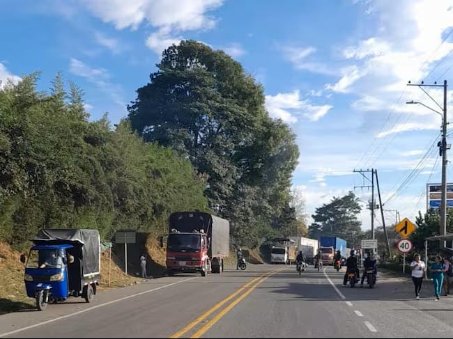 Acuerdan apertura parcial de la vía Panamericana en medio de protesta por falta del servicio de energía en el norte del Cauca