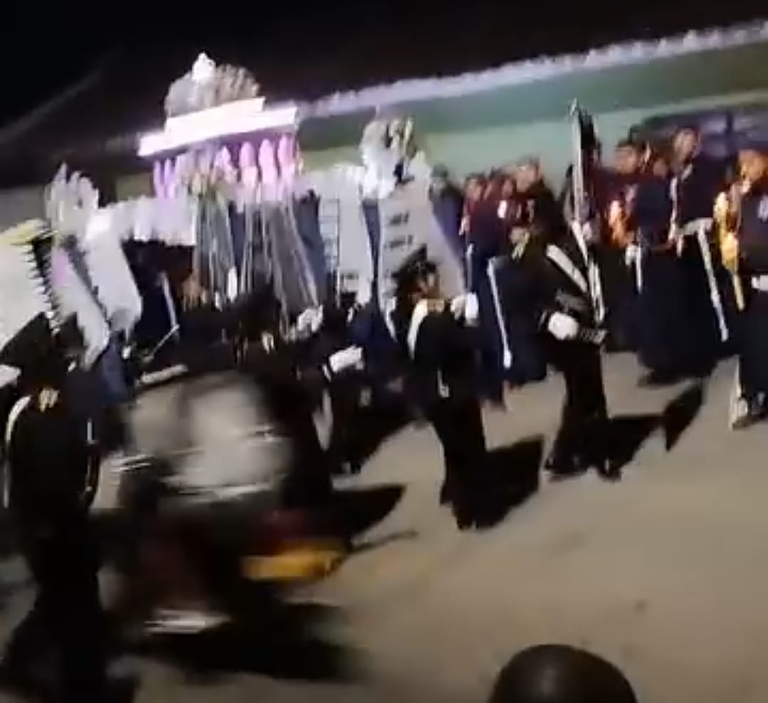 De la solemnidad al pánico: Video registra momento en que motociclista arrolla a músicos en Piendamó