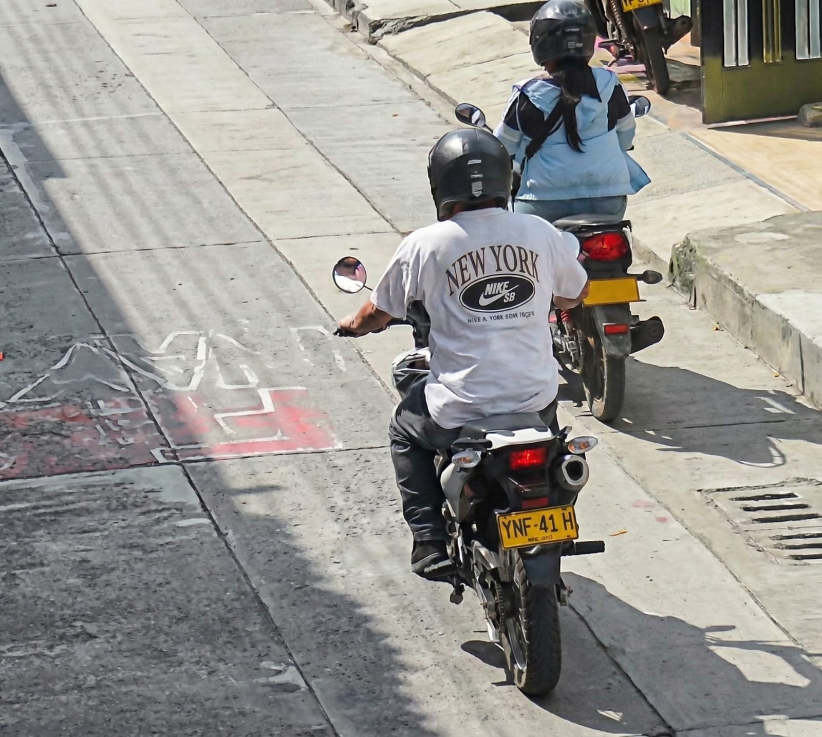 (video) Violento robo en el barrio El Mirador: Delincuente derriba a una mujer para hurtar sus pertenencias