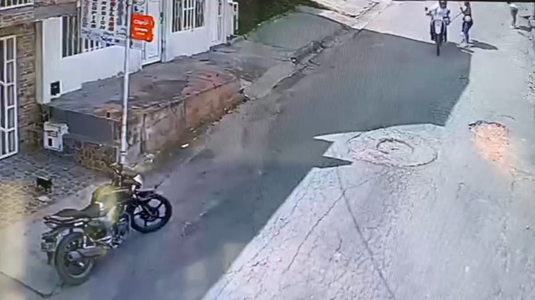 (video) ¡Criminal sin escrúpulos! Motoladrón serial puso en riesgo la vida de un bebé en el barrio Los Campos