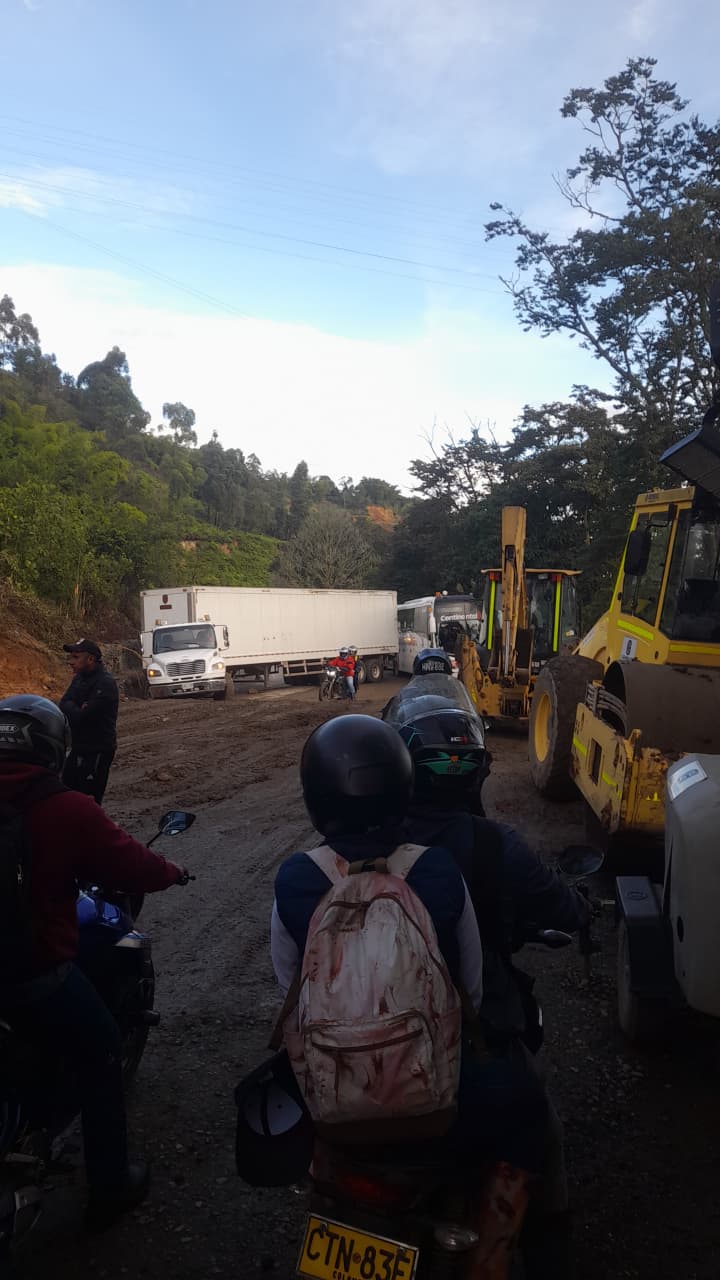 Caos total en la vía Panamericana: Camión queda atrapado en el cráter dejado por explosión en Cajibío