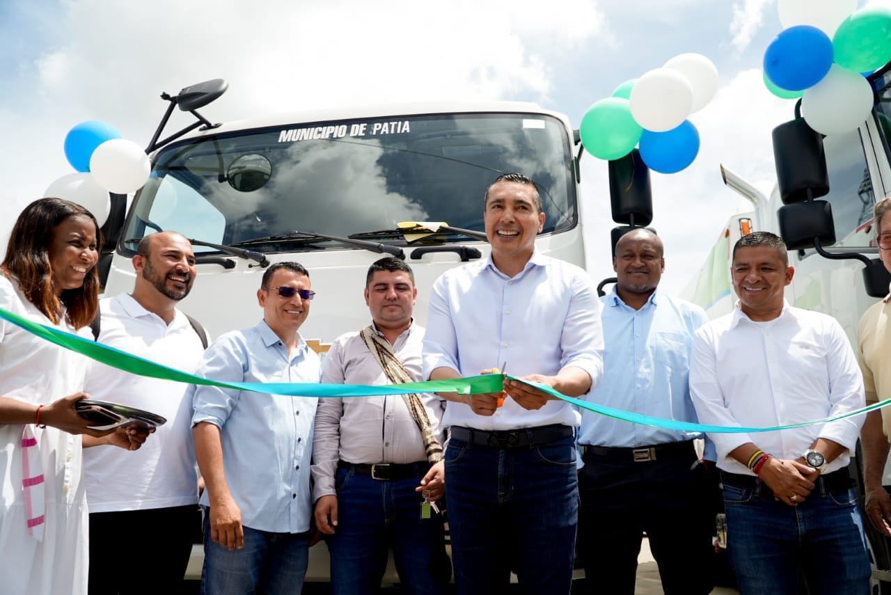 Gobernación entrega primeros vehículos compactadores para mejorar recolección de residuos en el Cauca
