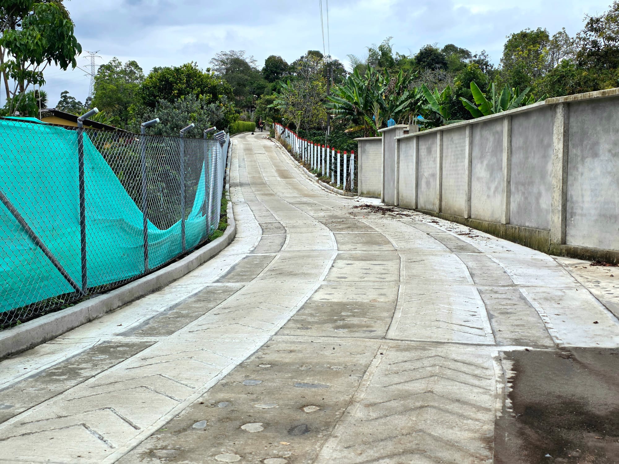 Gobernación del Cauca construye placa huella en zona rural de Timbío