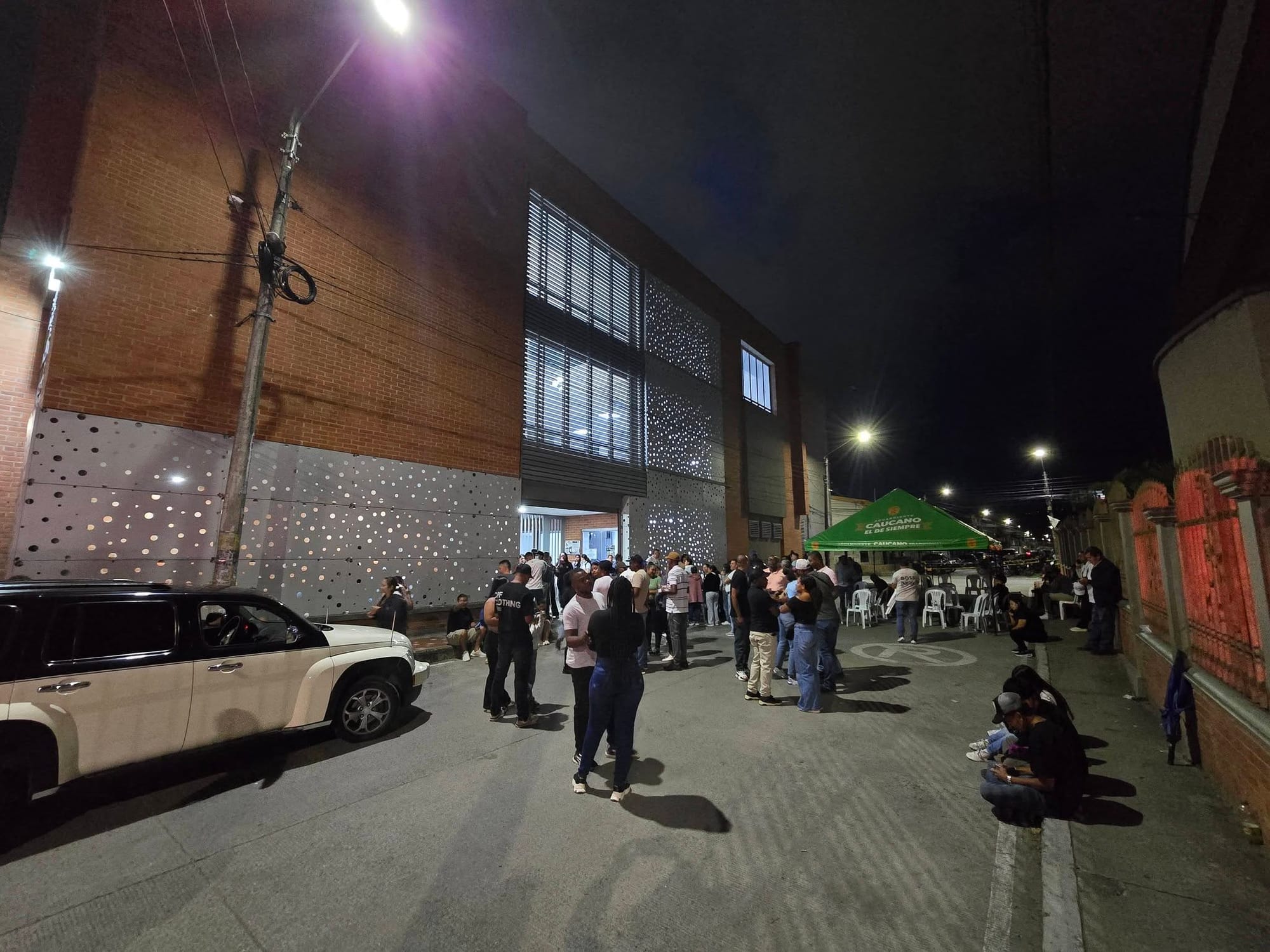 Dolor y espera en Popayán: familias reclaman cuerpos de víctimas del atentado en Cajibío