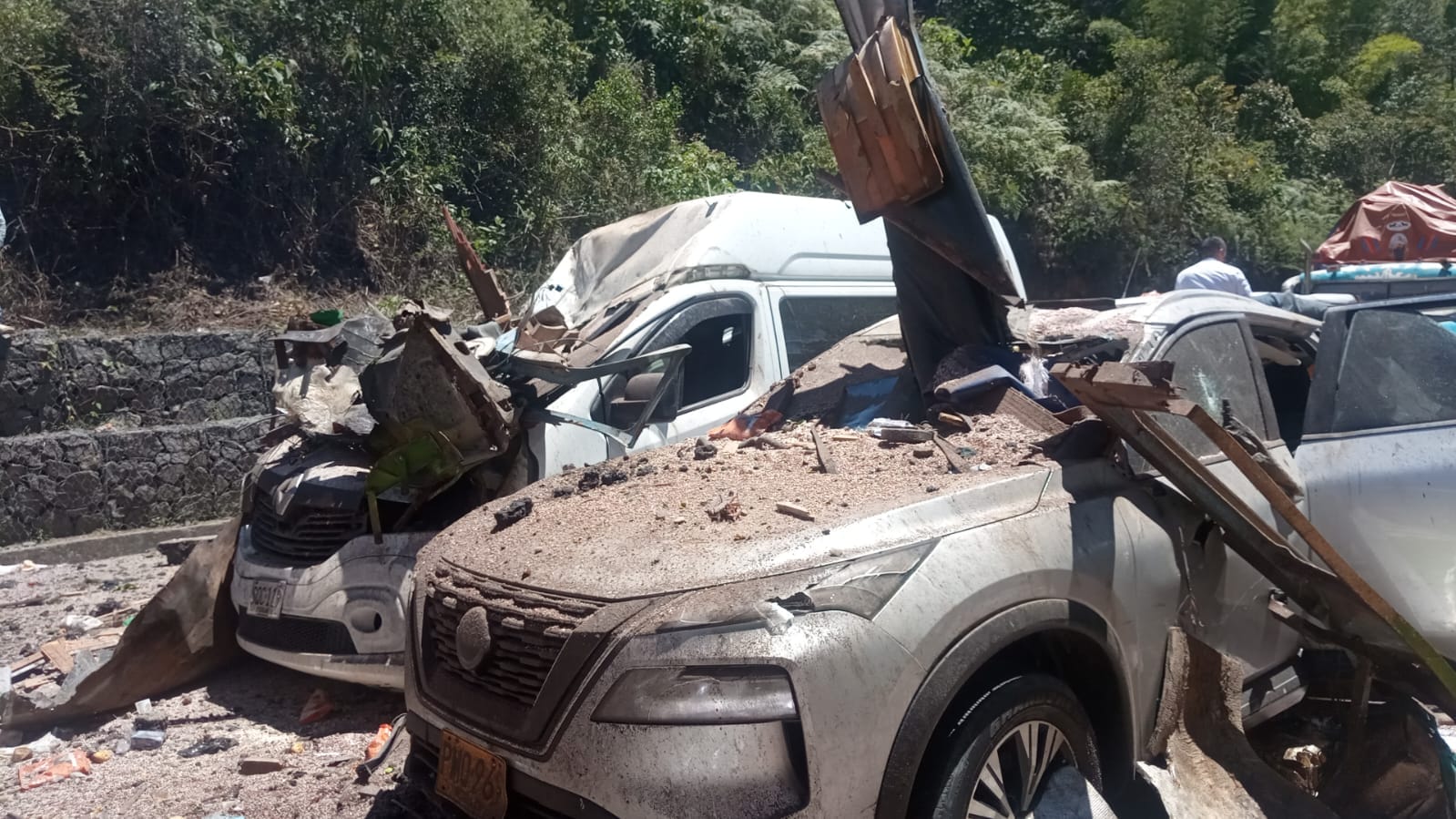 Destrucción total en la Panamericana: ataque terrorista deja muertos y heridos