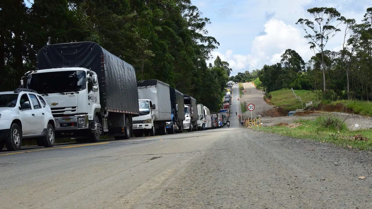 ¡Terror en la Panamericana! Se robaron dos camiones y un vehículo tipo niñera en el tramo Popayán-Pasto