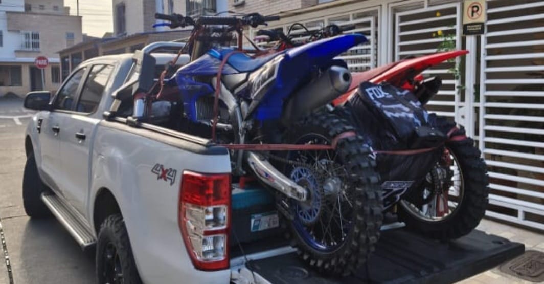 Roban camioneta con motocicletas de competencia en la vía Rosas–Popayán, Cauca
