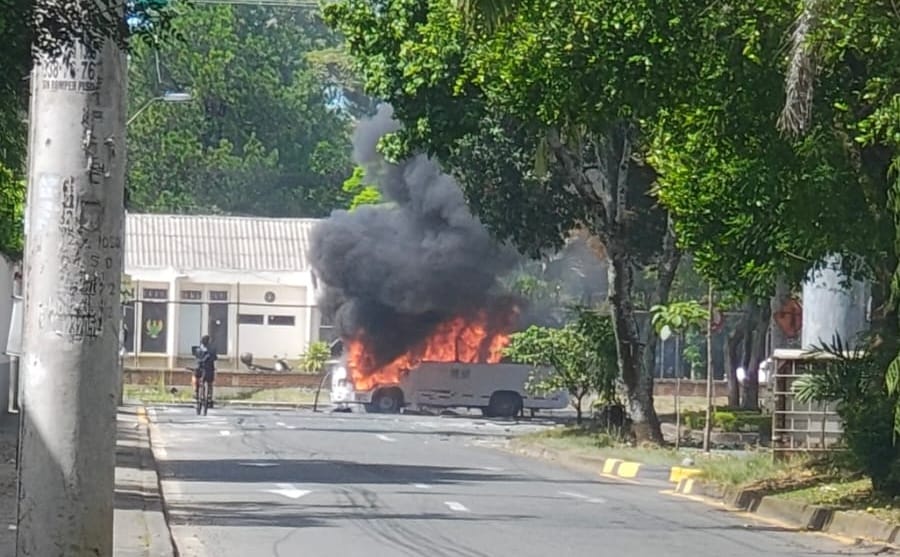 Colectivo incinerado cerca del Batallón Pichincha en Cali genera alerta: investigan posible atentado