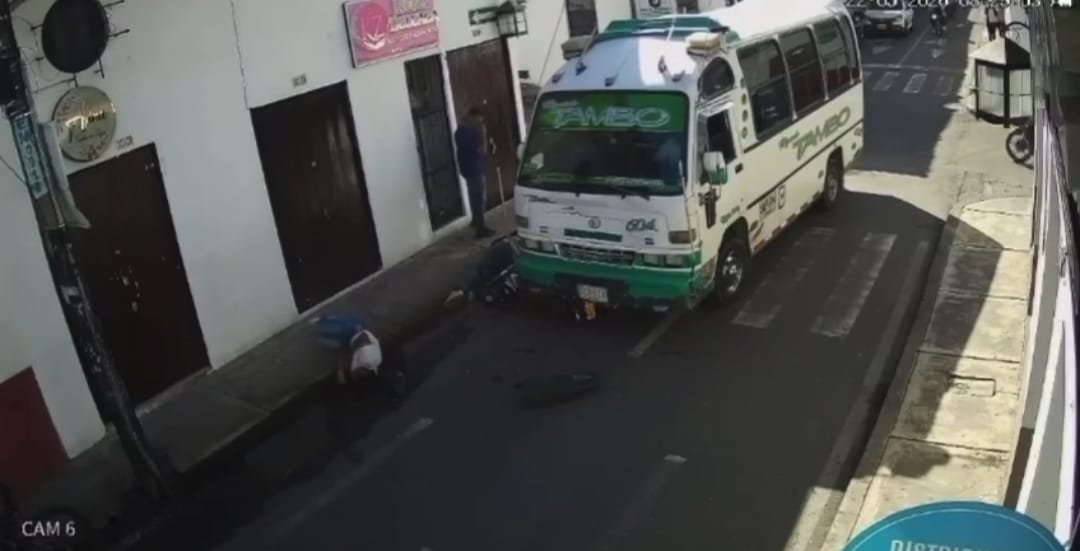 (video) Grave accidente en el centro de Popayán: Choque entre buseta de servicio público y motocicleta deja dos heridos