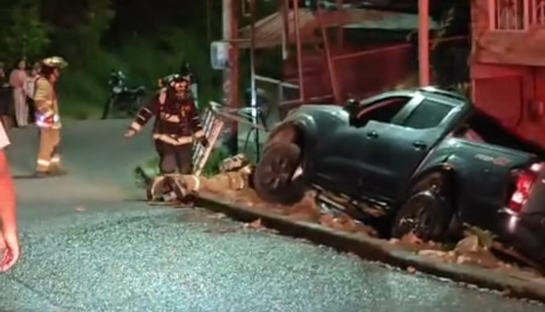 (vídeo) Fuerte accidente en el barrio Tequendama de Popayán genera emergencia por fuga de gas