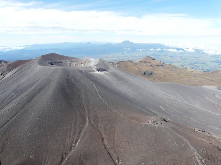 Autoridades de Puracé emiten alerta sanitaria por caída de ceniza y gases del volcán Puracé