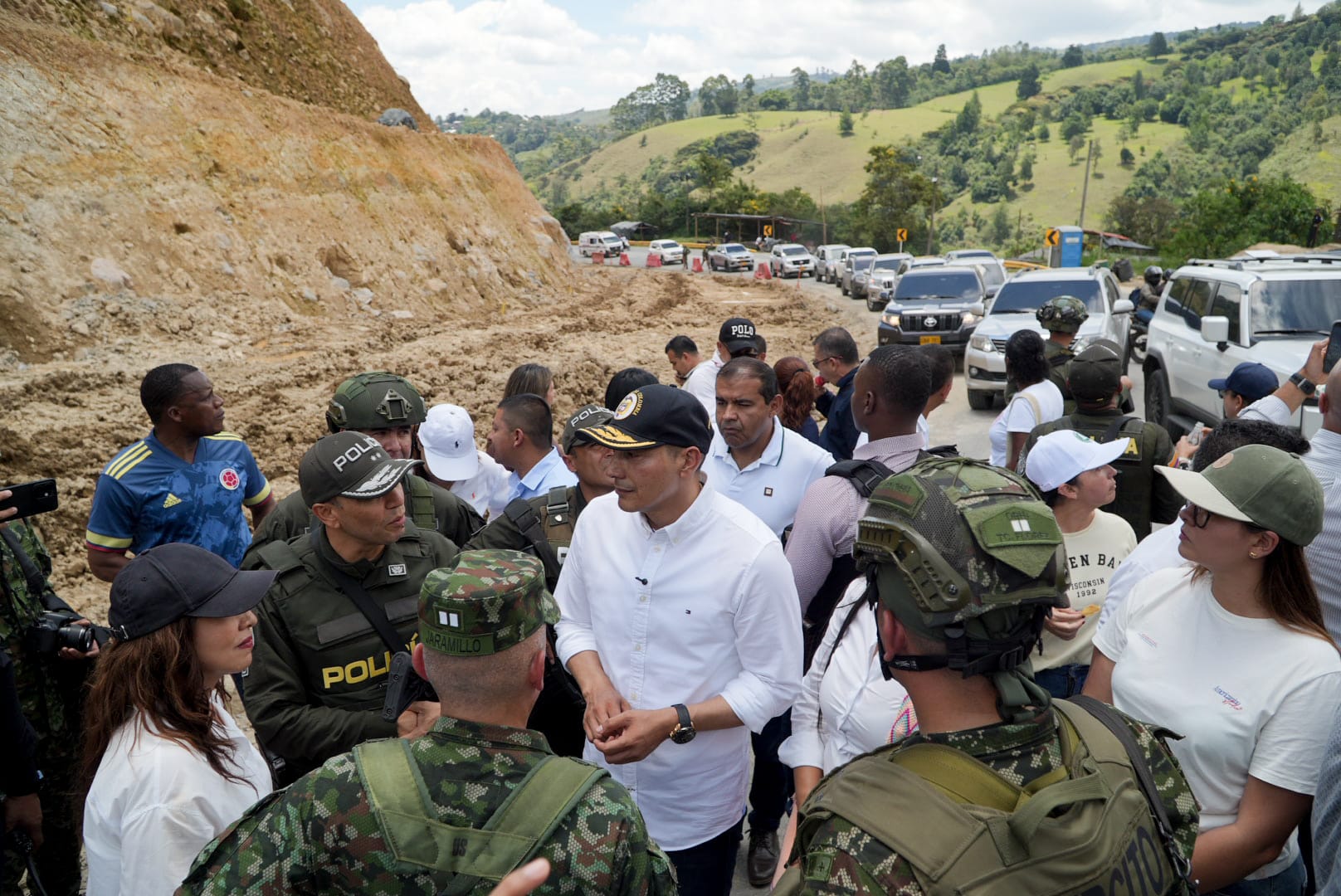 Con presencia en el territorio, Gobernador del Cauca atiende emergencia por atentado