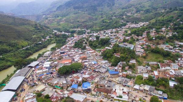 En Suárez, Cauca, lanzaron un explosivo desde un dron contra la estación de Policía