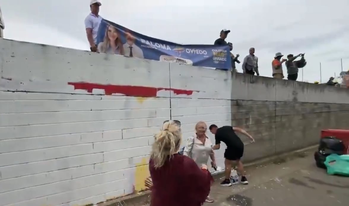 Uribe denuncia mural y protesta frente a su casa: “Primero me tienen que matar”
