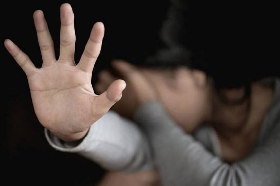 Su mamá y padrastro la mantuvieron encadenada, la violaron y torturaron durante 10  años