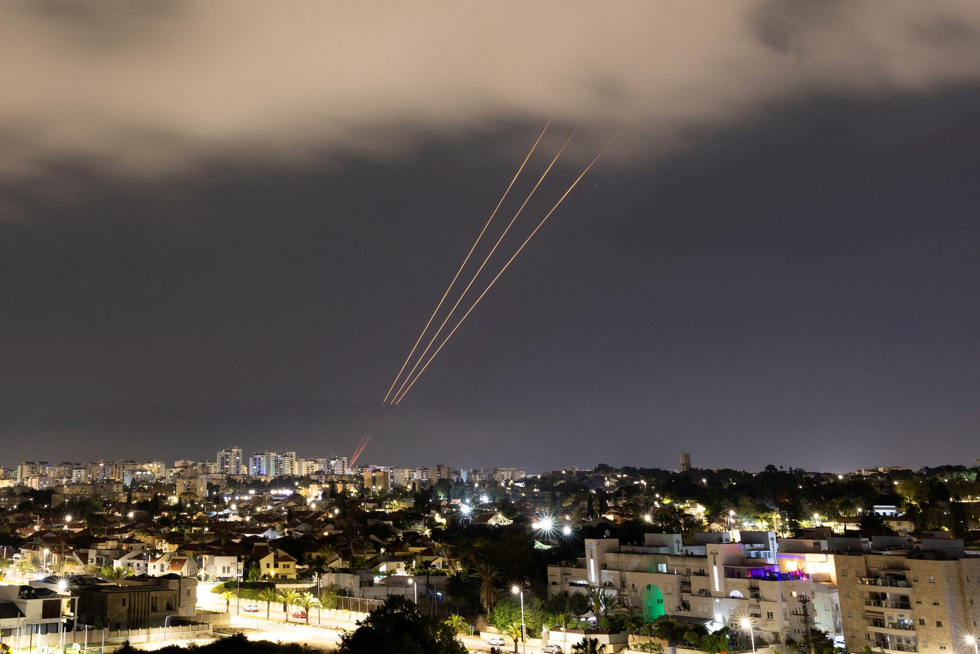 Irán responde con lanzamiento de misiles contra Israel y agrava la crisis en Medio Oriente