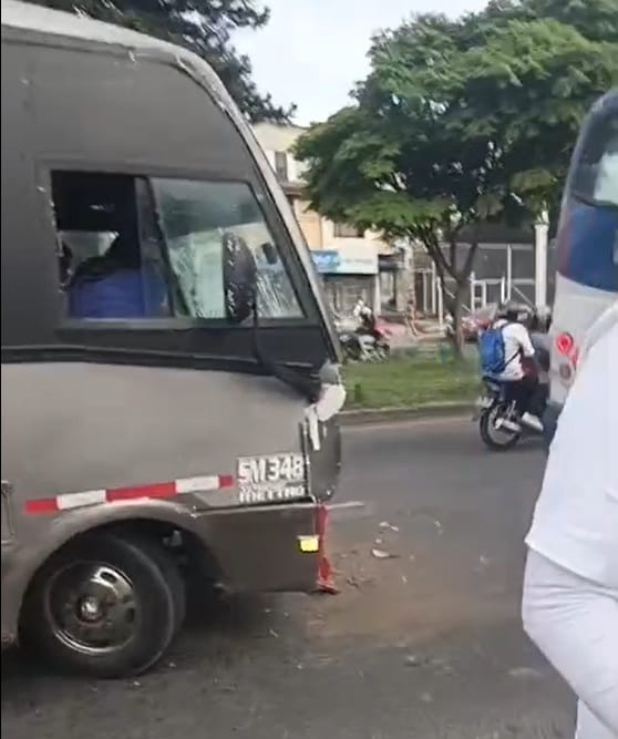 Pasajeros denuncian imprudencia de conductor tras accidente de bus de servicio público en Popayán