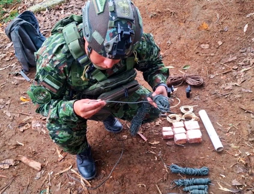 Ejército destruye 10 artefactos explosivos en el Cauca y frustra posible atentado cerca de la vía Panamericana